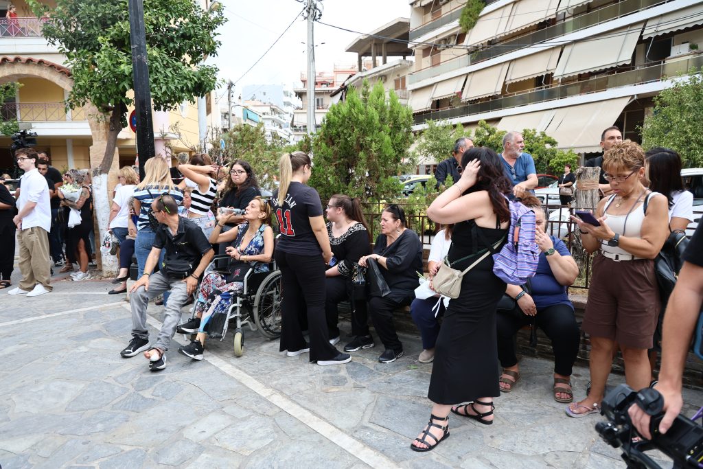 Γιώργος Μαζωνάκη σε εκδήλωση στη Νίκαια, με πλήθος ανθρώπων