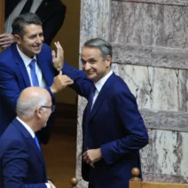Επέστρεψε στα υπουργικά έδρανα ο Μυλωνάκης μετά τη σοβαρή περιπέτεια της υγείας του 1 Επέστρεψε στα υπουργικά έδρανα ο Μυλωνάκης μετά τη σοβαρή περιπέτεια της υγείας του