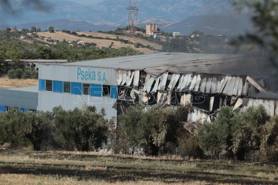 Τανάγρα: Στις φλόγες εργοστάσιο μετά τη συντριβή του Phantom ΦΩΤΟ 5 Τανάγρα: Στις φλόγες εργοστάσιο μετά τη συντριβή του Phantom ΦΩΤΟ