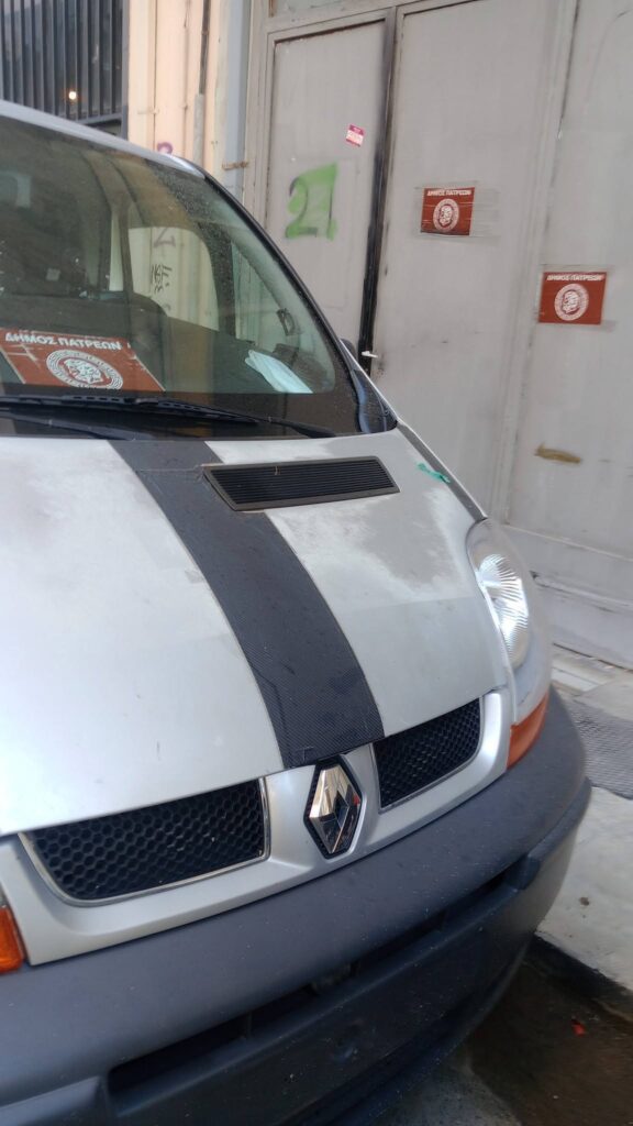Πάτρα: Δημοτικό όχημα χωρίς πινακίδες σε θέση Ελεγχόμενης στάθμευσης ΦΩΤΟ