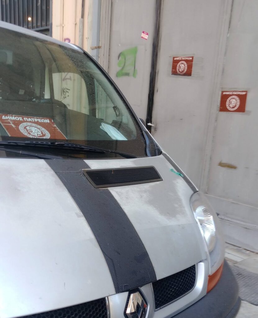 Πάτρα: Δημοτικό όχημα χωρίς πινακίδες σε θέση ελεγχόμενης στάθμευσης – «Ποιος ελέγχει ποιον;» ΦΩΤΟ