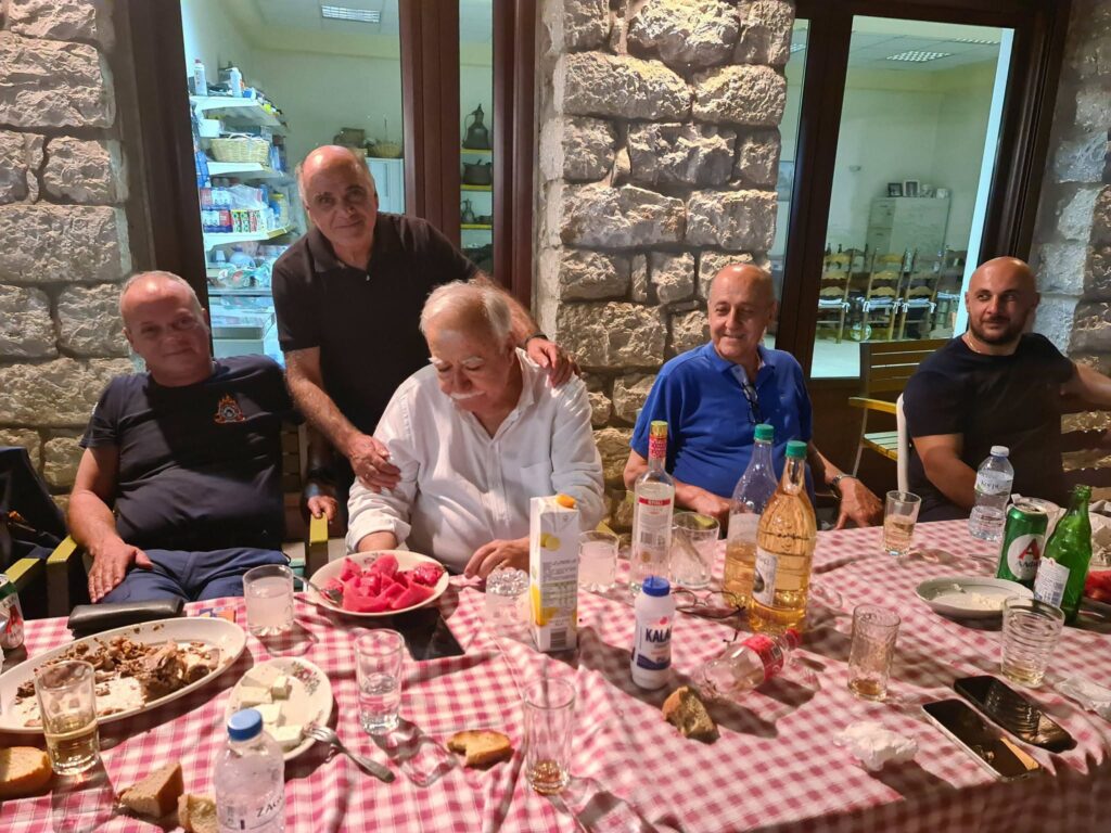 Ο δήμαρχος Καλαβρύτων με την παρέα του στο πανηγύρι των Τριποτάμων ΦΩΤΟ