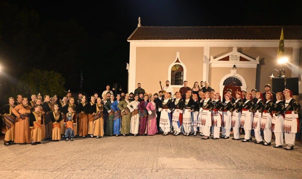 Το Χορευτικό Τμήμα του Δήμου Πατρέων στα Φωκάτα Κεφαλονιάς ΦΩΤΟ