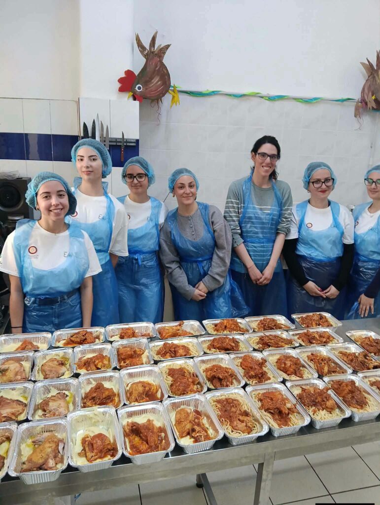 Πάτρα: Πάνω από 5.000 μερίδες φαγητού από την αρχή του χρόνου μοίρασε δωρεάν η «Κουζίνα Αγάπης» ΦΩΤΟ 11 Πάτρα: Πάνω από 5.000 μερίδες φαγητού από την αρχή του χρόνου μοίρασε δωρεάν η «Κουζίνα Αγάπης» ΦΩΤΟ