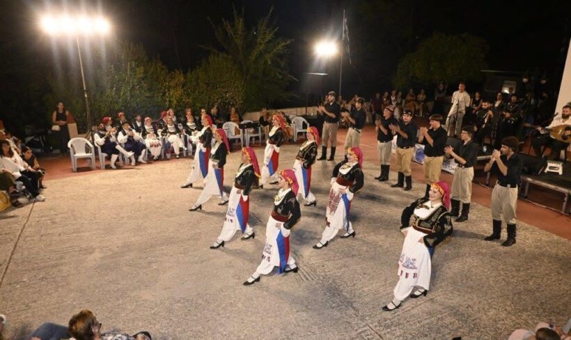 Το Χορευτικό Τμήμα του Δήμου Πατρέων στα Φωκάτα Κεφαλονιάς ΦΩΤΟ
