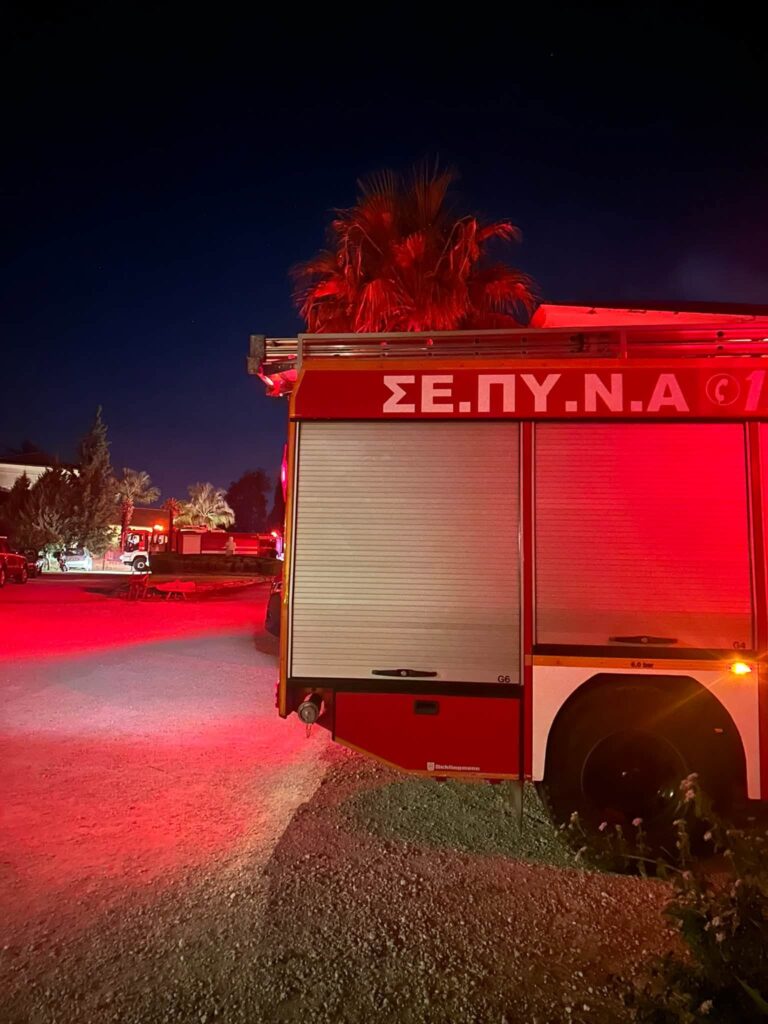 Πάτρα: Νέες εικόνες από την κατάσβεση της πυρκαγιάς στην Achaia Clauss - Εθελοντές πυροσβέστες εν δράσει ΒΙΝΤΕΟ-ΦΩΤΟ