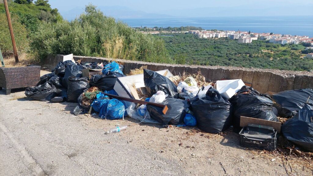 Συλιβαινιώτικα: Σκουπίδια και μπάζα με θέα τον Κορινθιακό προκαλούν εκνευρισμό ΦΩΤΟ