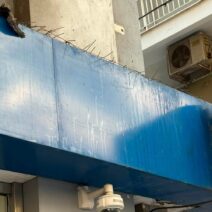 Δρόμος με καπνό και βρωμιά μπροστά στο κτίριο των ΕΛΤΑ στη Μαιζώνο,…