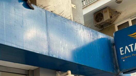 Δρόμος με καπνό και βρωμιά μπροστά στο κτίριο των ΕΛΤΑ στη Μαιζώνο,…