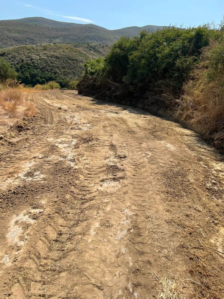 Δύμη: Δύσκολη επιχείρηση για αγροτικούς δρόμους στα κατσάβραχα και τα βάτα ΒΙΝΤΕΟ-ΦΩΤΟ