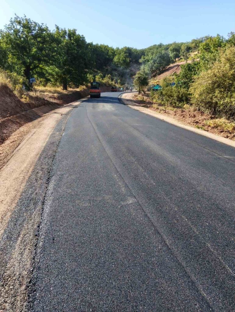 Καλάβρυτα: Ξεκίνησε η ασφαλτόστρωση στον δρόμο προς την Μονή Μακελλαριάς ΦΩΤΟ 5 Καλάβρυτα: Ξεκίνησε η ασφαλτόστρωση στον δρόμο προς την Μονή Μακελλαριάς ΦΩΤΟ