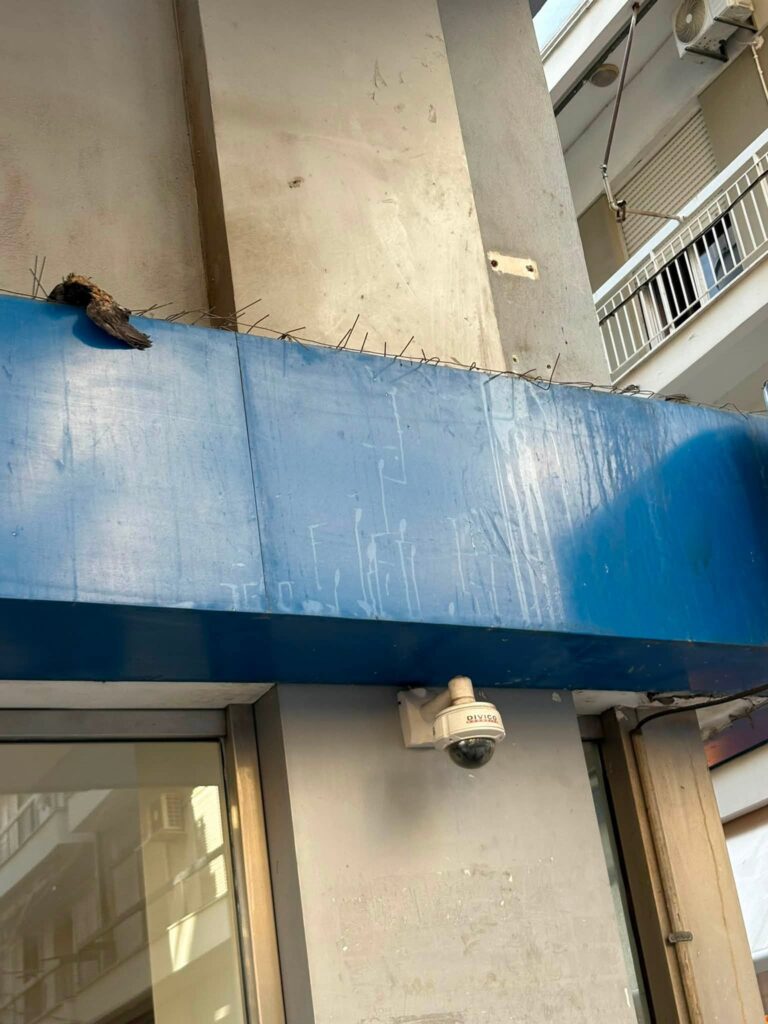 Πάτρας: Ρύποι και βρωμιές στην πρόσοψη των ΕΛΤΑ της Μαιζώνος ΦΩΤΟ