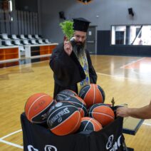 Ιερέας πραγματοποιεί αγιασμό, ραντίζοντας μπάλες μπάσκετ σε γήπεδ…