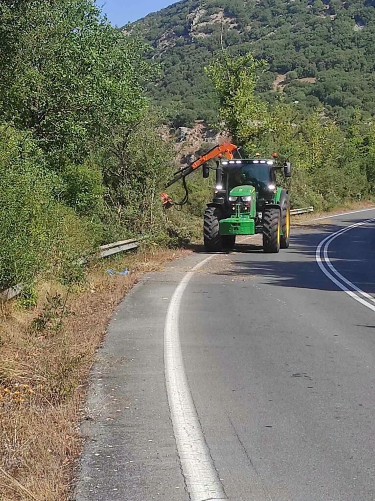 Αχαΐα: Η Πολιτική Προστασία καθαρίζει δρόμους κοντά στην Αρκαδία ΦΩΤΟ