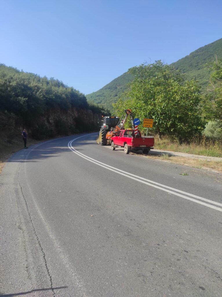 Αχαΐα: Η Πολιτική Προστασία καθαρίζει δρόμους κοντά στην Αρκαδία ΦΩΤΟ