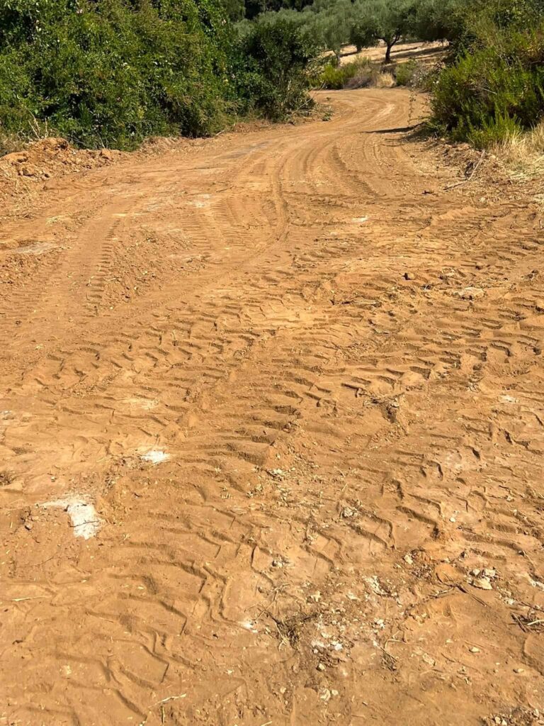 Δύμη: Δύσκολη επιχείρηση για αγροτικούς δρόμους στα κατσάβραχα και τα βάτα ΒΙΝΤΕΟ-ΦΩΤΟ