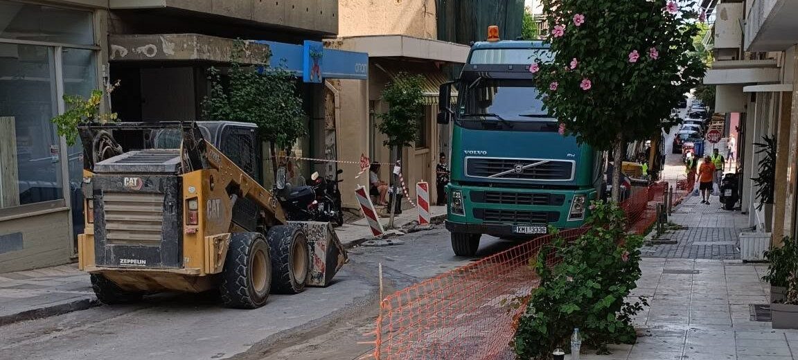 Φωτογραφία από Πάτρα δείχνει κλειστό δρόμο στο κέντρο με νέες κυκλ…