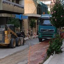 Φωτογραφία από Πάτρα δείχνει κλειστό δρόμο στο κέντρο με νέες κυκλ…