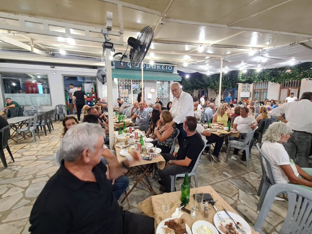 Ο δήμαρχος Καλαβρύτων με την παρέα του στο πανηγύρι των Τριποτάμων ΦΩΤΟ