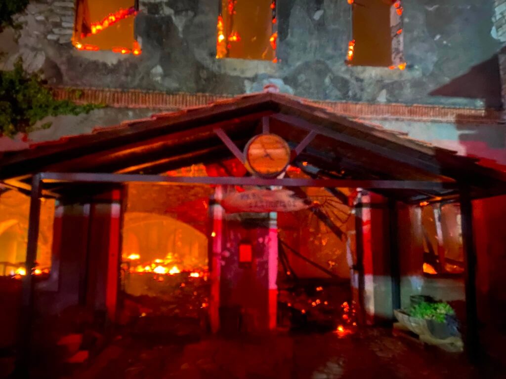 Πάτρα: Μεγάλη φωτιά σε κτίριο της Achaia Clauss – Συναγερμός ανήμερα του «Ανοιχτού Τρύγου» BINTEO-ΦΩΤΟ