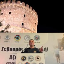 Αχαΐα: Δυναμική παρουσία των Πυροσβεστών στις πανελλαδικές κινητοποιήσεις της Θεσσαλονίκης ΦΩΤΟ 3 Άνδρας πυροσβέστης μιλάει σε βήμα με φόντο τον Λευκό Πύργο Θεσσαλο…