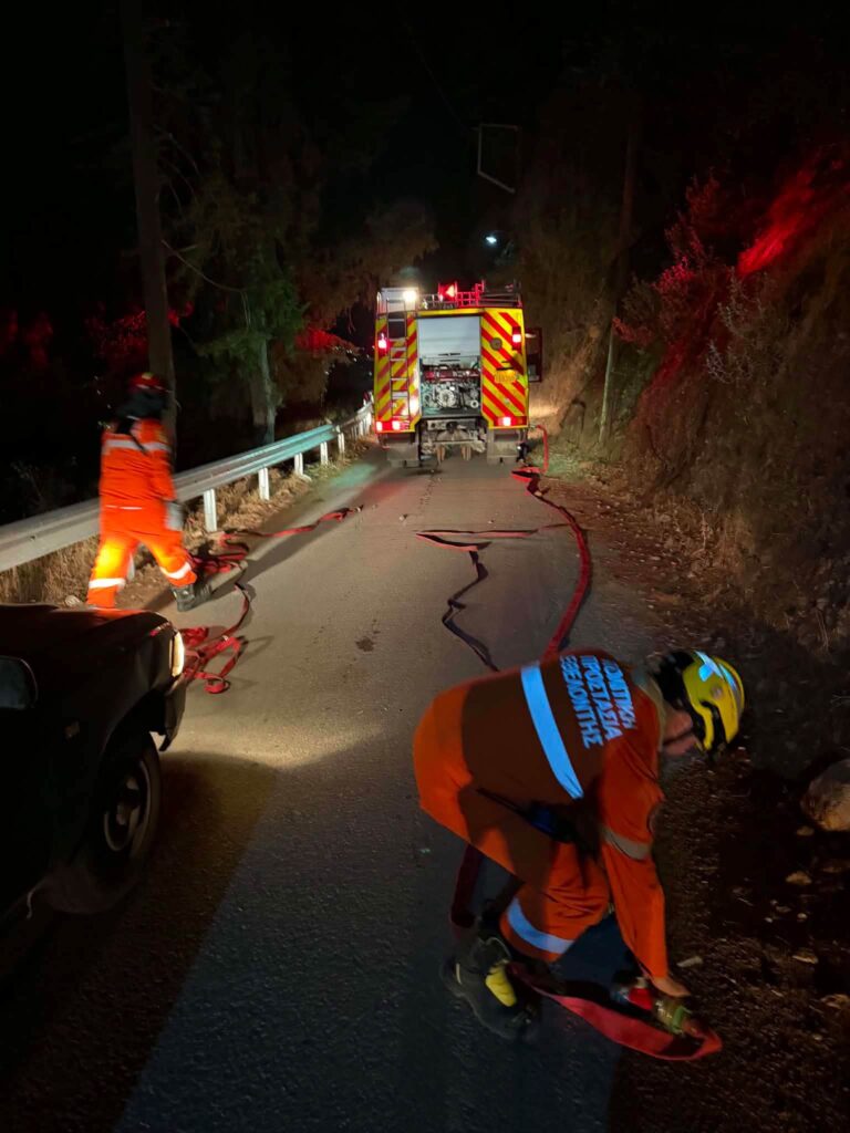 Πάτρα: Νέες εικόνες από την κατάσβεση της πυρκαγιάς στην Achaia Clauss - Εθελοντές πυροσβέστες εν δράσει ΒΙΝΤΕΟ-ΦΩΤΟ