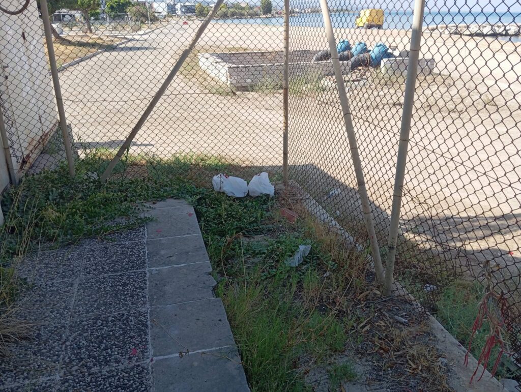 Ιτιές: Ο,τι απαγορεύεται το έχει διάσπαρτα η παρατημένη παραλιακή συνοικία της Πάτρας ΦΩΤΟ