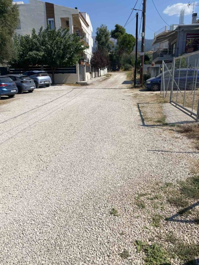 Πάτρα: «Χωράφι» ο δρόμος εδώ και χρόνια παρά την έκκληση για ασφαλτόστρωση ΦΩΤΟ
