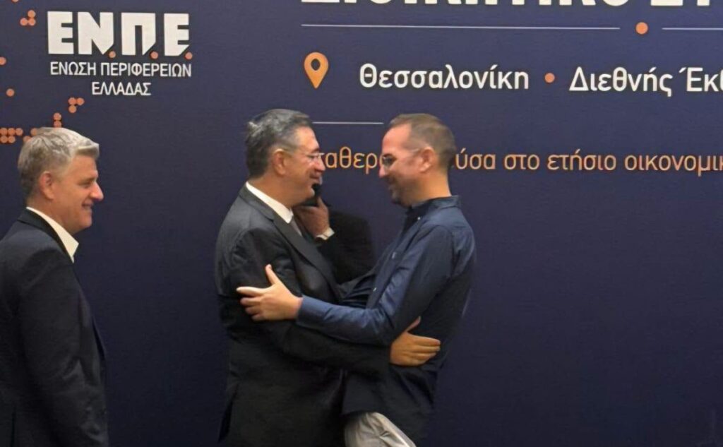 Ο περιφερειάρχης Νεκτάριος Φαρμάκης αγκαλιάζεται με άνδρα στη ΔΕΘ…