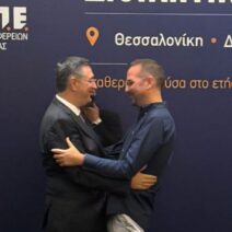 Ο περιφερειάρχης Νεκτάριος Φαρμάκης αγκαλιάζεται με άνδρα στη ΔΕΘ…