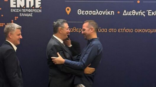Ο περιφερειάρχης Νεκτάριος Φαρμάκης αγκαλιάζεται με άνδρα στη ΔΕΘ…