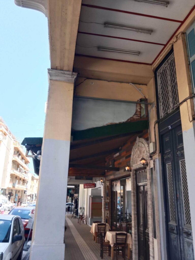 Πάτρα: Υπόστεγο σε κακή κατάσταση στην Ερμού – Κανένα μέτρο προστασίας για τους πεζούς ΦΩΤΟ