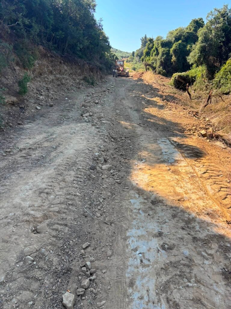 Δύμη: Δύσκολη επιχείρηση για αγροτικούς δρόμους στα κατσάβραχα και τα βάτα ΒΙΝΤΕΟ-ΦΩΤΟ