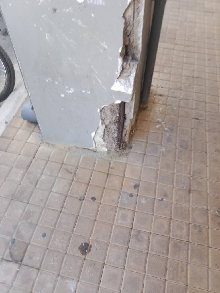 Πάτρα: Φάνηκαν τα σίδερα σε ετοιμόρροπο κτήριο σε σημείο πέρασμα για πεζούς και οδηγούς ΦΩΤΟ