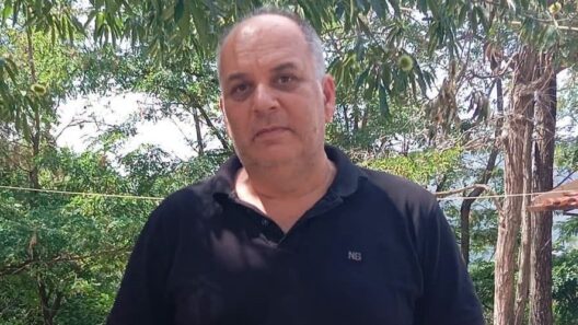 Φωτογραφία χρωματιστών χωριών που προτιμούν ζώα αντί λυπησής