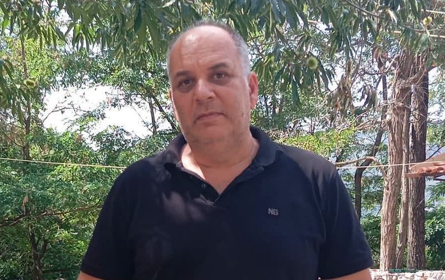 Φωτογραφία χρωματιστών χωριών που προτιμούν ζώα αντί λυπησής