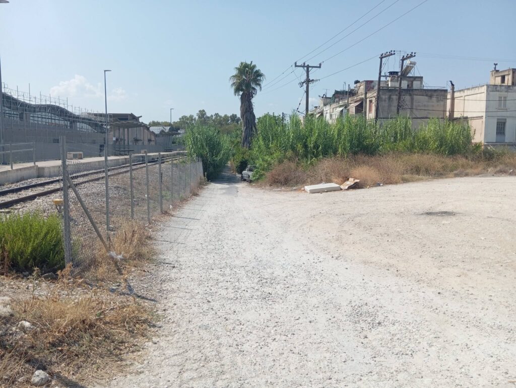 Ιτιές: Ο,τι απαγορεύεται το έχει διάσπαρτα η παρατημένη παραλιακή συνοικία της Πάτρας ΦΩΤΟ