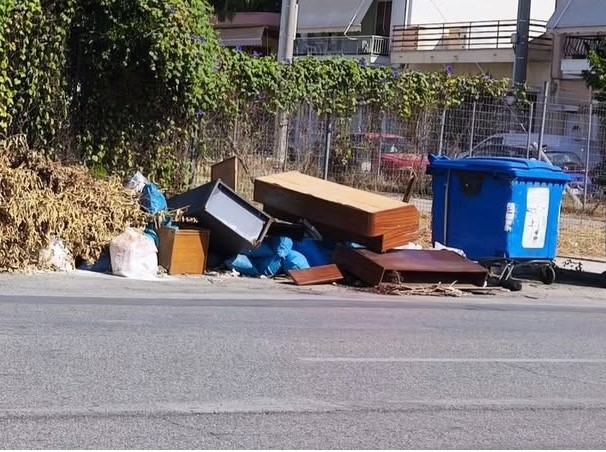 Φωτογραφία αντικειμένων που παρατηρήθηκαν στη Κοινονομική Υπηρεσ…