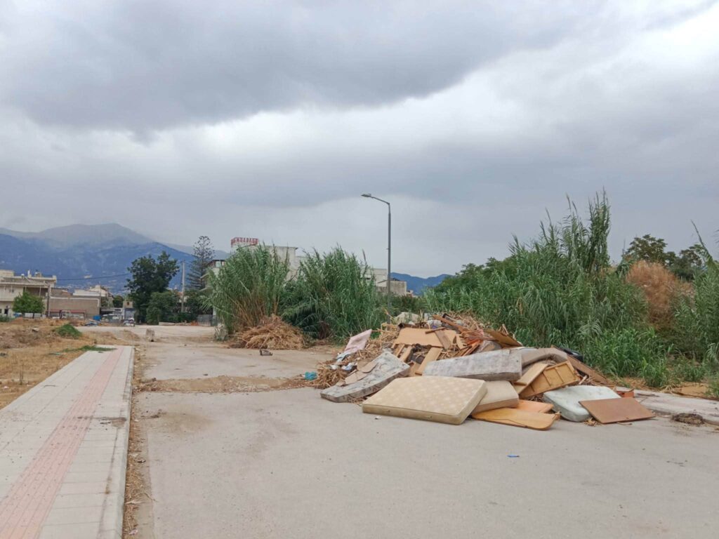Ζαρουχλέικα: Η οδός Μεγάλου Αλεξάνδρου έχει μετατραπεί σε σκουπιδότοπο ΦΩΤΟ