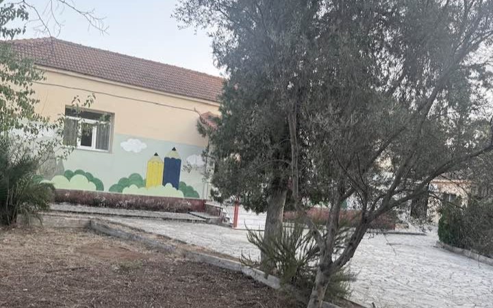 Σχολείο με κίνδυνο στην αυλή, παιδιά και κτίριο υπό κατασκευή