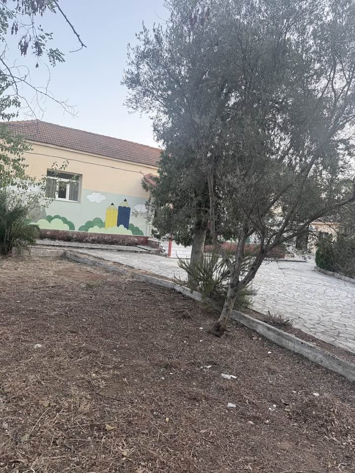 Ίσωμα: Δημοτικό σχολείο σε χόρτα και εστίες κινδύνου στην αυλή του ΦΩΤΟ 6 Ίσωμα: Δημοτικό σχολείο σε χόρτα και εστίες κινδύνου στην αυλή του ΦΩΤΟ