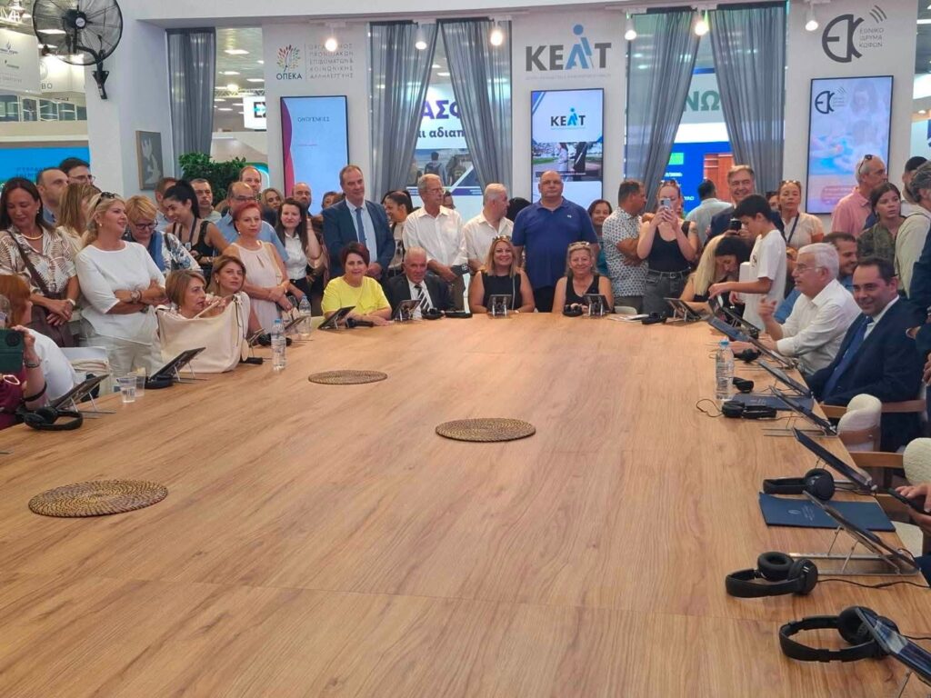 Στο περίπτερο του Υπουργείου Κοινωνικής Συνοχής ο πρόεδρος του Σκαγιοπουλείου Νίκος Σταθακόπουλος ΦΩΤΟ 5 Στο περίπτερο του Υπουργείου Κοινωνικής Συνοχής ο πρόεδρος του Σκαγιοπουλείου Νίκος Σταθακόπουλος ΦΩΤΟ