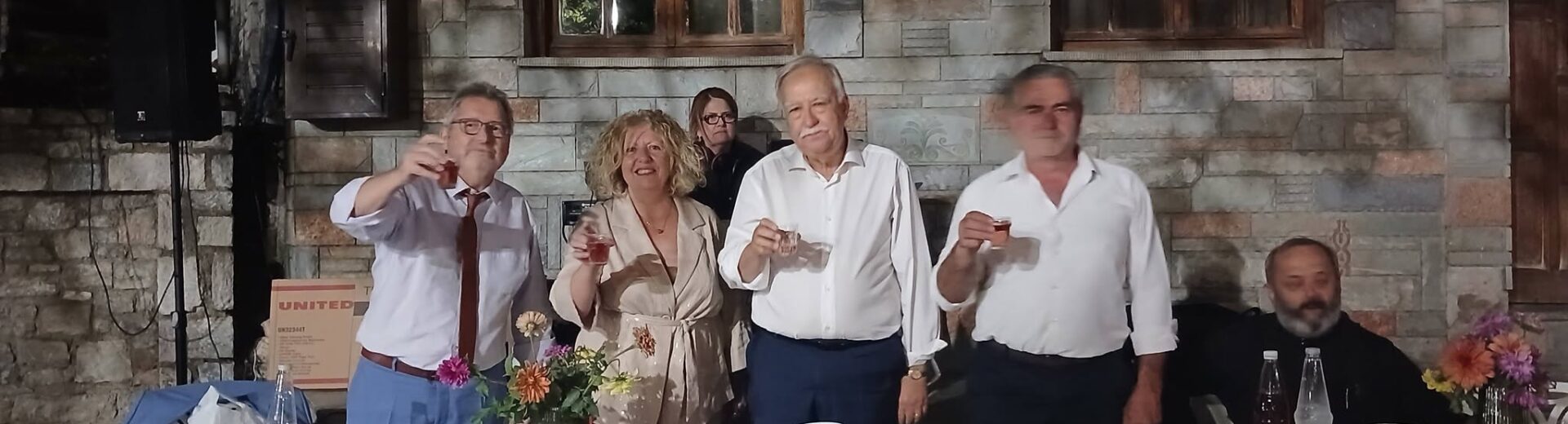 Συμμετέχοντες σηκώνουν ποτήρια στη Γιορτή Φασολάδας στην Κέρτεζη …