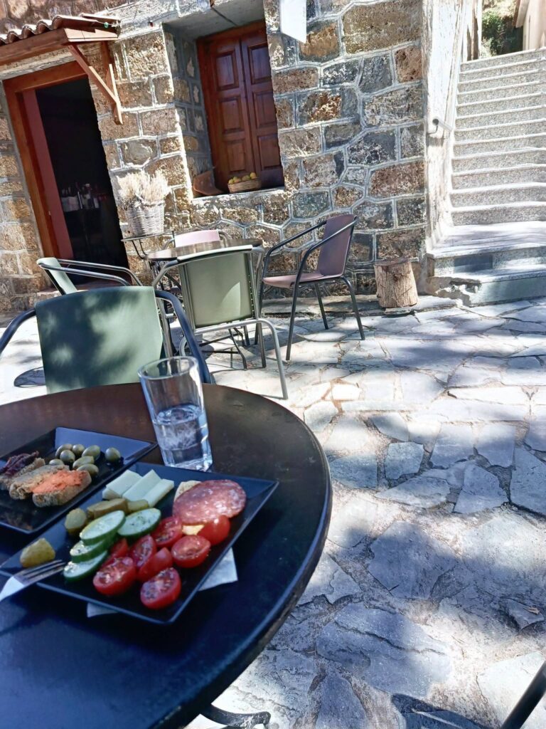 Ο Δημοτικός Ξενώνας στην Αγία Βαρβάρα έγινε Μπαράκι ΦΩΤΟ 6 Ο Δημοτικός Ξενώνας στην Αγία Βαρβάρα έγινε Μπαράκι ΦΩΤΟ