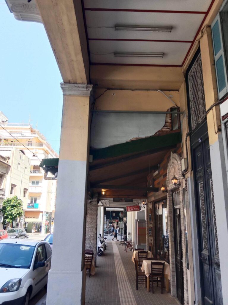 Πάτρα: Υπόστεγο σε κακή κατάσταση στην Ερμού – Κανένα μέτρο προστασίας για τους πεζούς ΦΩΤΟ