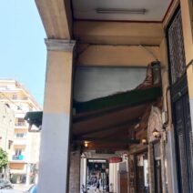 Πάτρα: Υπόστεγο σε κακή κατάσταση στην Ερμού – Κανένα μέτρο προστασίας για τους πεζούς ΦΩΤΟ