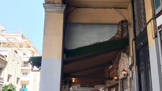 Πάτρα: Υπόστεγο σε κακή κατάσταση στην Ερμού – Κανένα μέτρο προστασίας για τους πεζούς ΦΩΤΟ