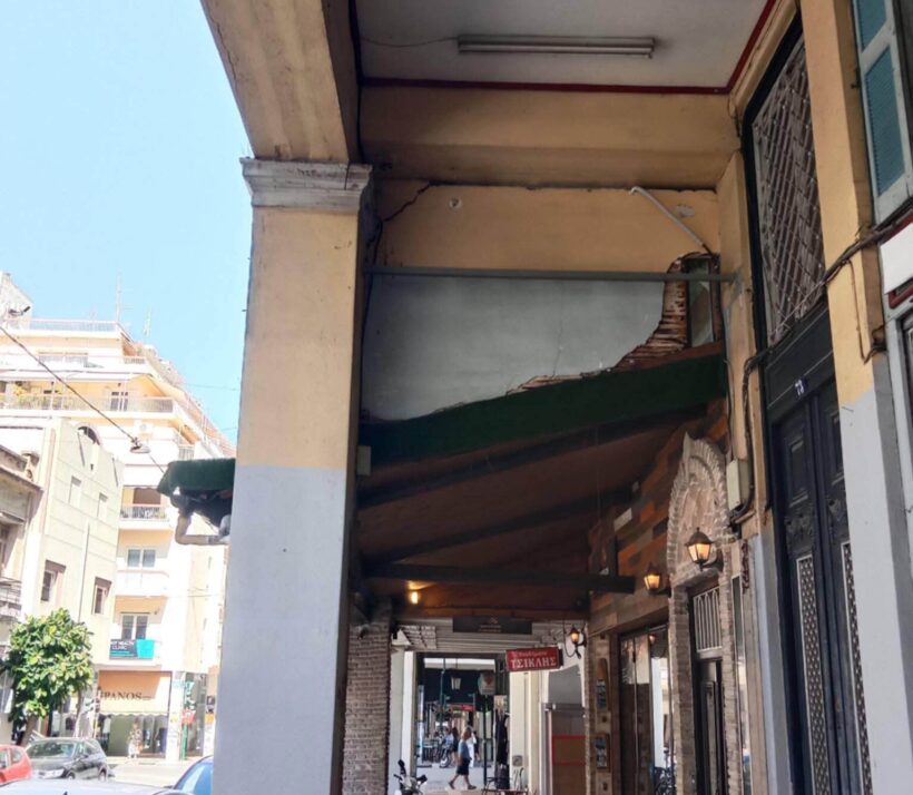 Πάτρα: Υπόστεγο σε κακή κατάσταση στην Ερμού – Κανένα μέτρο προστασίας για τους πεζούς ΦΩΤΟ