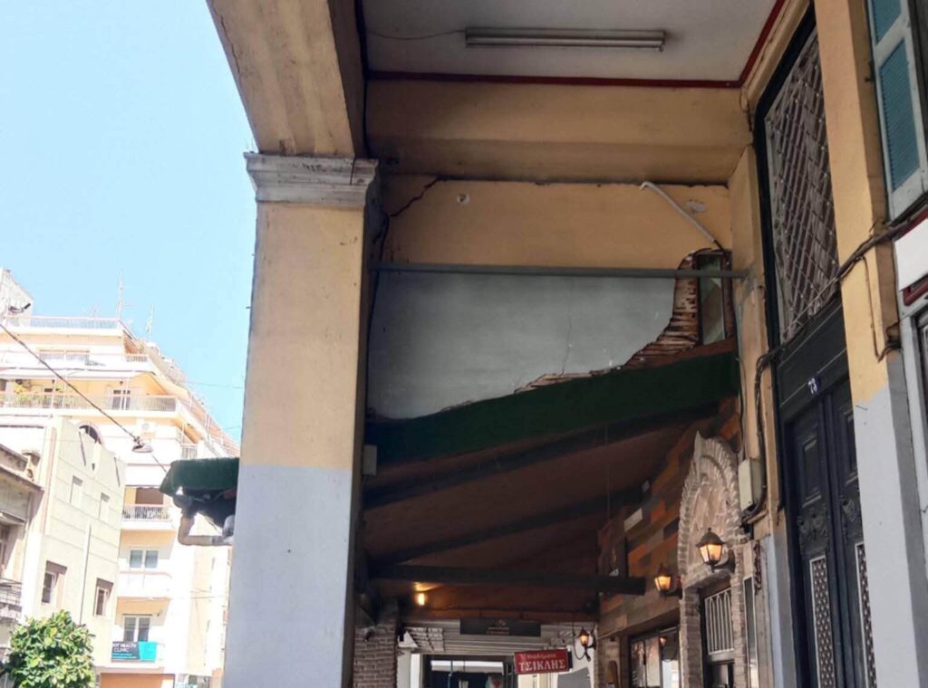 Ετοιμόρροπο τμήμα κτιρίου με ρωγμές και σοβά που πέφτει, στην οδό Ε…