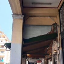 Πάτρα: Κίνδυνος-θάνατος επί της οδού Ερμού από ετοιμόρροπο σημείο ΦΩΤΟ 1 Ετοιμόρροπο τμήμα κτιρίου με ρωγμές και σοβά που πέφτει, στην οδό Ε…